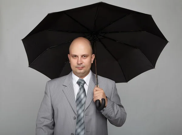 Homme d'affaires chauve en costume gris — Photo