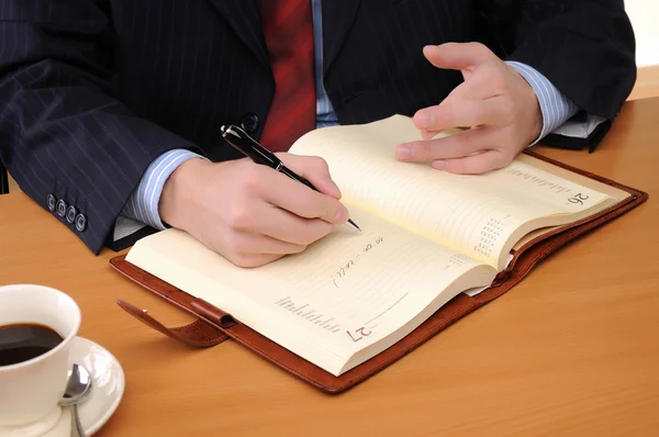 Junger Geschäftsmann arbeitet in einem Büro — Stockfoto