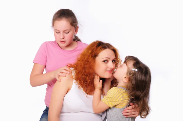 Jovem mãe grávida e suas duas filhas — Fotografia de Stock