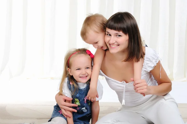 Giovane madre, sua figlia e suo figlio — Foto Stock