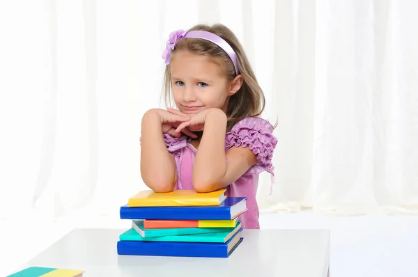 Κοριτσάκι μελετά λογοτεχνία — Φωτογραφία Αρχείου