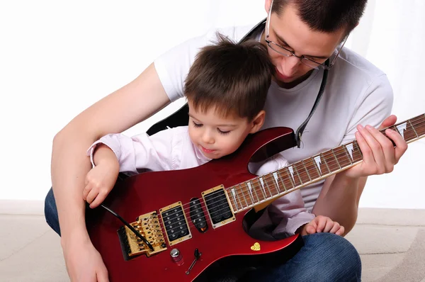 Giovane padre insegna al suo giovane figlio — Foto Stock