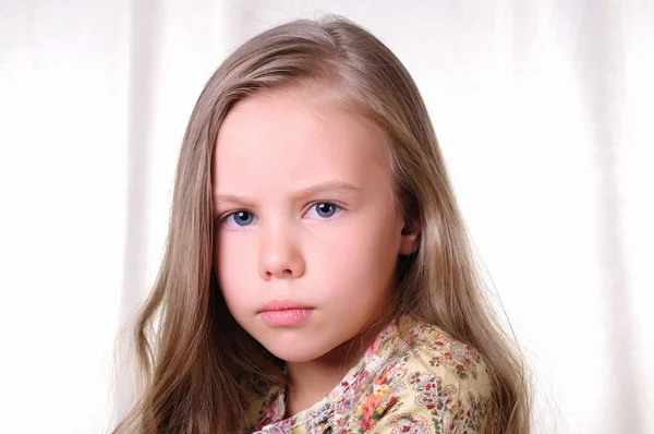 Retrato de una joven hermosa niña. — Foto de Stock