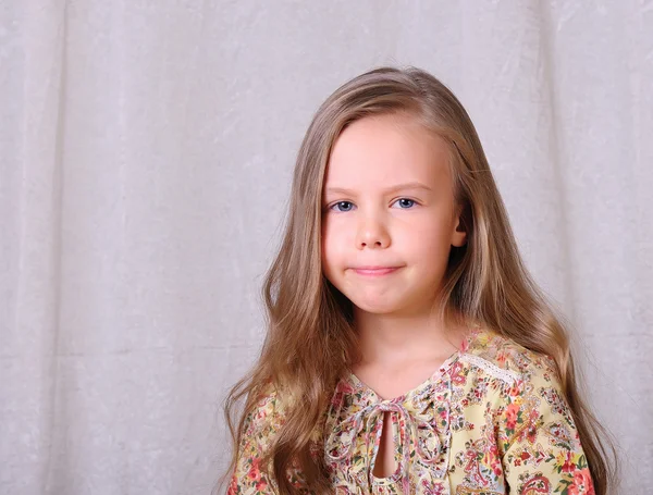 Porträtt av en ung vacker flicka. — Stockfoto