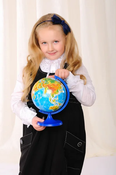 小女孩用彩色地球仪 — 图库照片