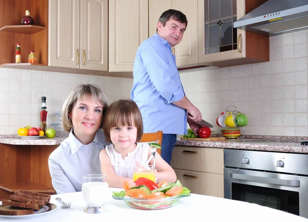 La familia desayuna en la cocina — Foto de Stock