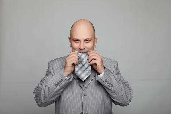 Φαλακρός επιχειρηματίας με ένα γκρι κοστούμι — Φωτογραφία Αρχείου