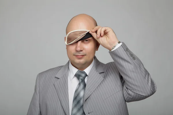 Geschäftsmann mit Glatze im grauen Anzug — Stockfoto