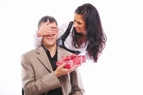 Mladá dívka dává její muži dárek — Stock fotografie
