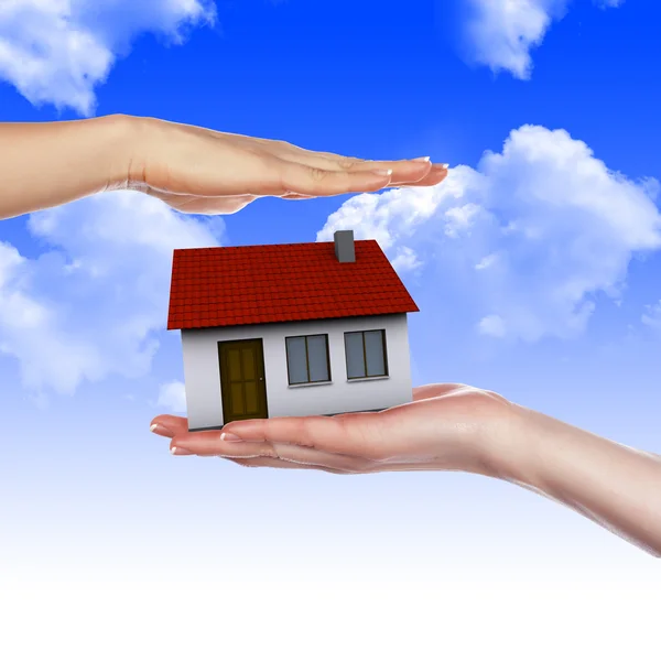 Dom w rękach przeciw błękitne niebo — Zdjęcie stockowe