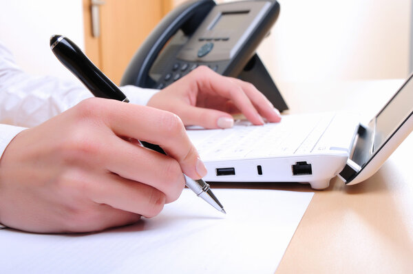 Молодая деловая женщина
