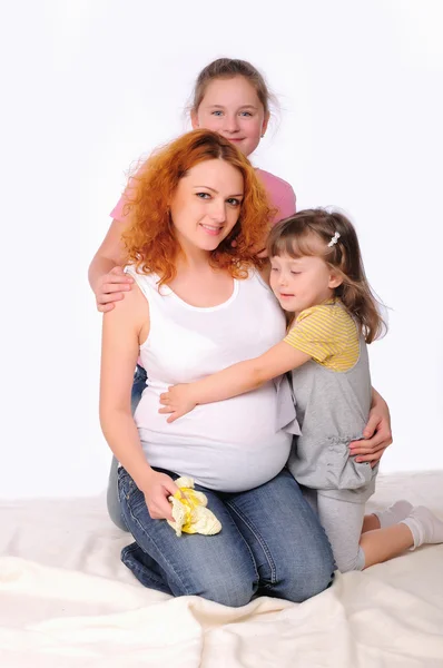 Młoda matka w ciąży i jej dwie córki: — Zdjęcie stockowe