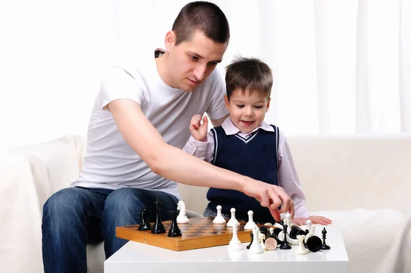 Dad and son playing chess — Stock Photo, Image
