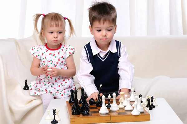 Irmão e irmã jogando xadrez — Fotografia de Stock