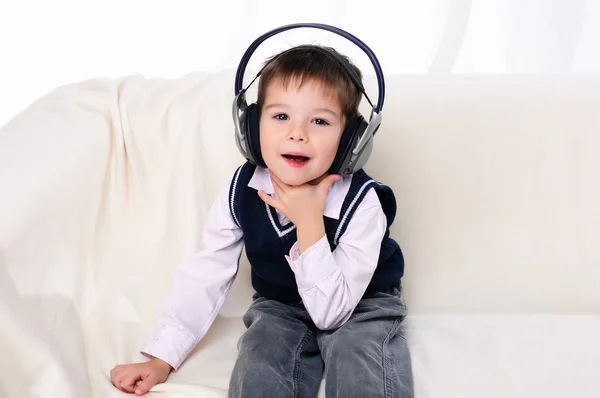 Pequeño niño disfruta de la música — Foto de Stock