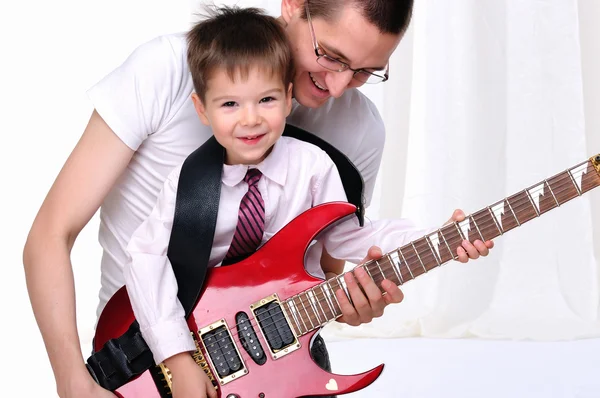 Junger Vater unterrichtet seinen kleinen Sohn — Stockfoto