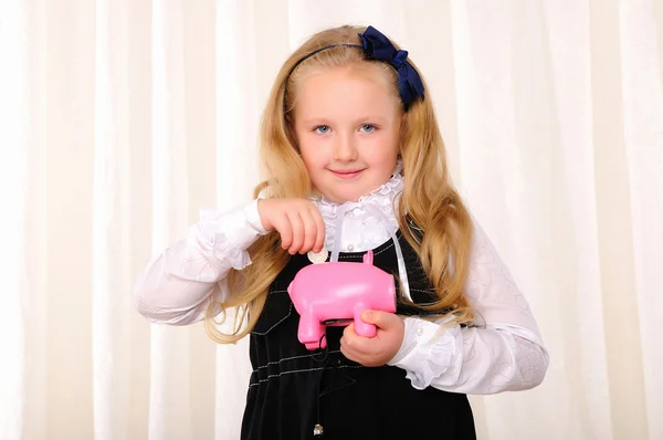 Kleines Mädchen legt seine Ersparnisse — Stockfoto