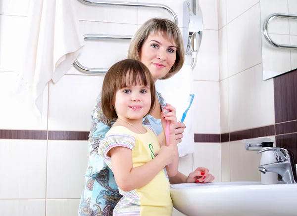 Μητέρα και κόρη, βουρτσίζετε τα δόντια τους — Φωτογραφία Αρχείου