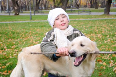 sonbahar parkta oynayan çocuk