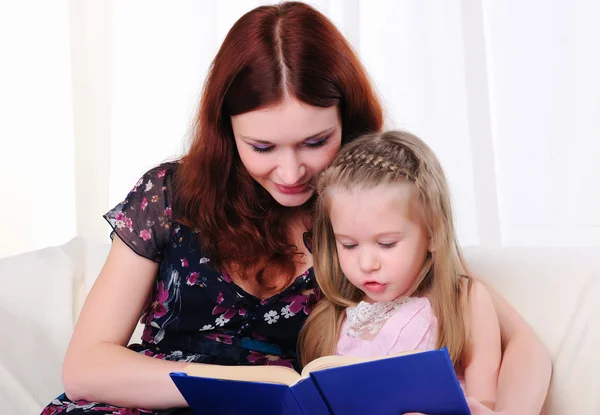 Küçük kız ve annesi, bir kitap okumak — Stok fotoğraf