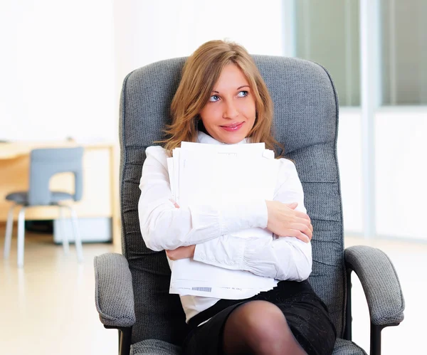 Chica joven en su oficina — Foto de Stock