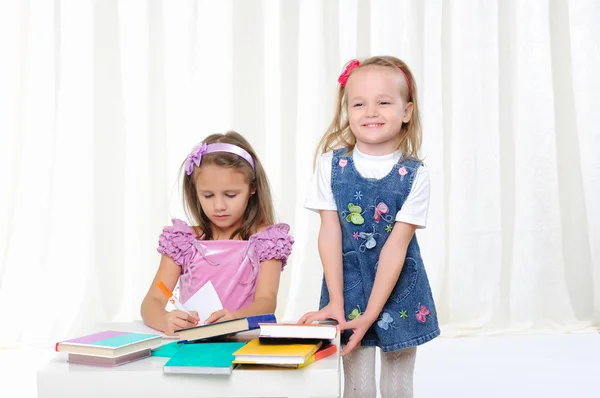 小さな女の子は、文学を勉強しています。 — ストック写真