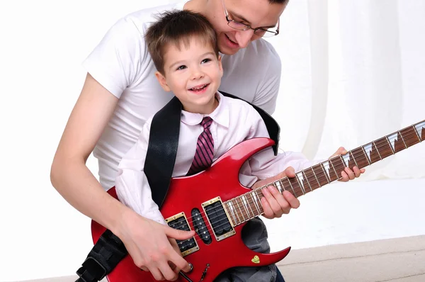 Junger Vater unterrichtet seinen kleinen Sohn — Stockfoto