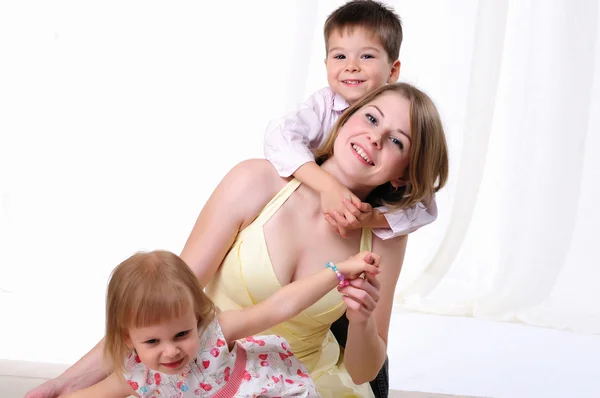 Mom, her son and her little daughter — Stock Photo, Image