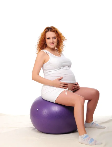 Jonge roodharige zwangere meisje — Stockfoto