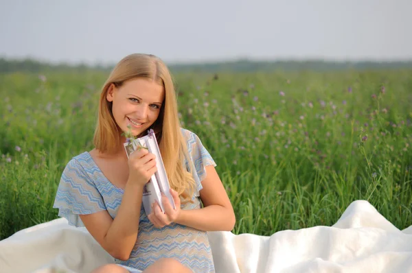Flicka sitter på grönt gräs — Stockfoto