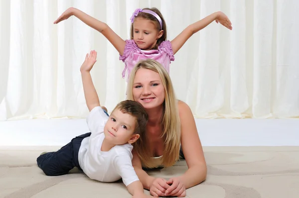 Jonge moeder, haar dochter en zoon — Stockfoto