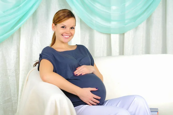 Porträtt av en ung gravid flicka — Stockfoto