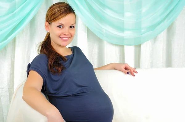 Retrato de uma jovem grávida — Fotografia de Stock