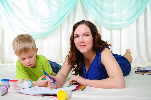Little boy and his mom have fun spending time together — Stock Photo, Image