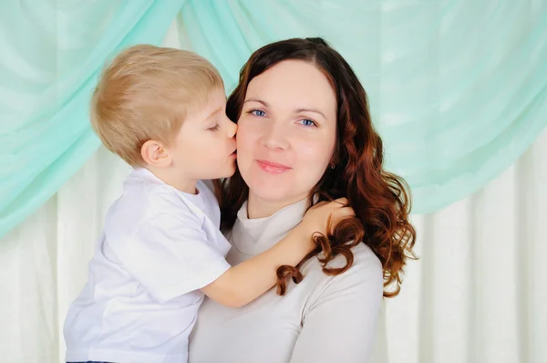 Liten pojke och hans mamma — Stockfoto