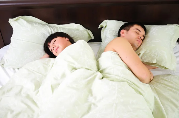 年轻夫妇睡 — 图库照片