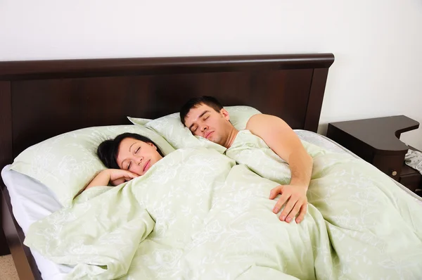 Νεαρό ζευγάρι κοιμάται — Φωτογραφία Αρχείου