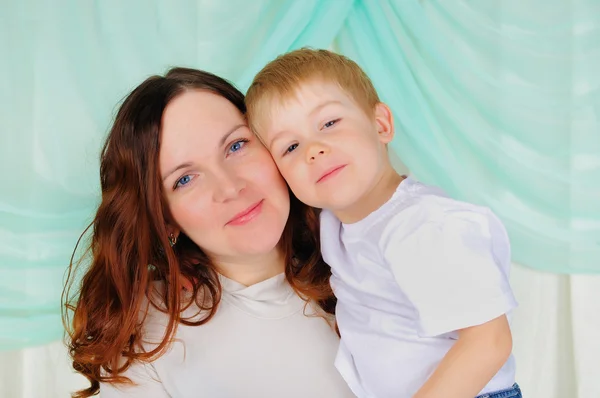 Маленький мальчик и его мама — стоковое фото