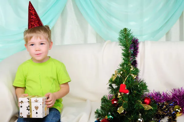 Mały chłopiec przygotowuje się do święta — Zdjęcie stockowe