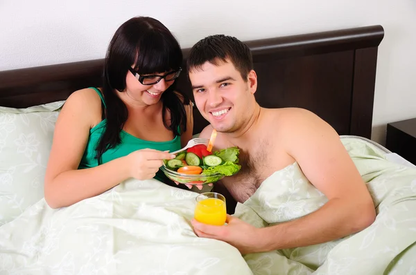 Ungt par på frukost — Stockfoto