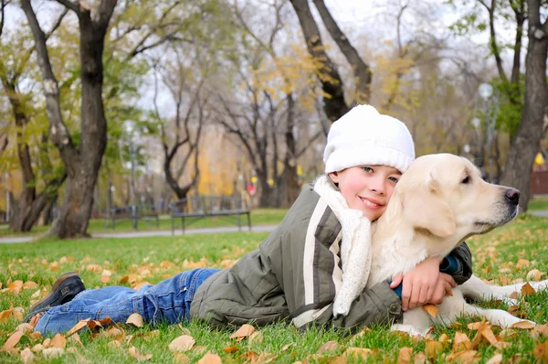 Boy playing in autumn park — Stock Photo, Image