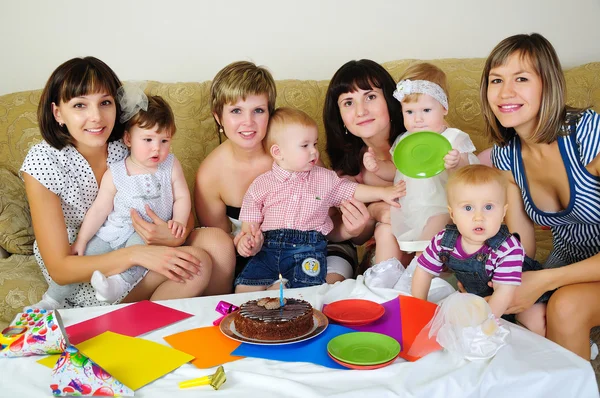 Mães e seus filhos se reuniram — Fotografia de Stock