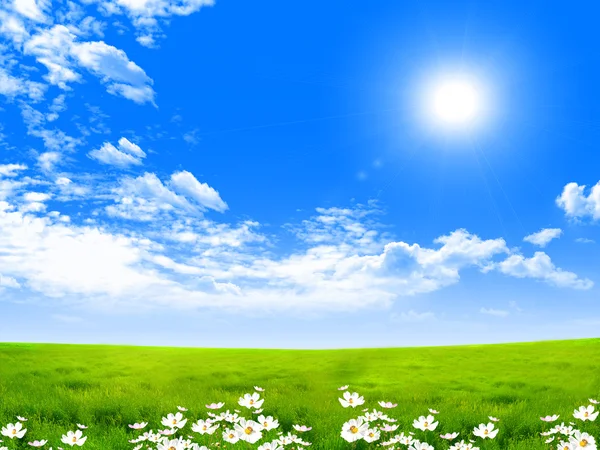 Изысканный пейзаж с голубым небом — стоковое фото