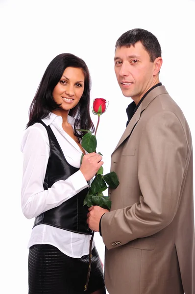 Молодой человек дарит своей девушке розу — стоковое фото