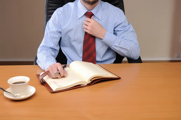 Junger Geschäftsmann arbeitet in einem Büro — Stockfoto