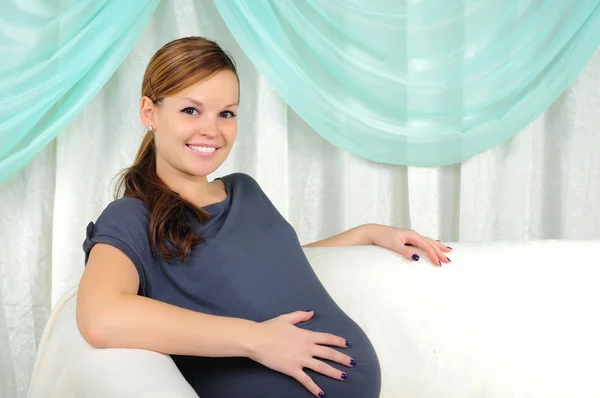 Portret młodej dziewczyny w ciąży — Zdjęcie stockowe
