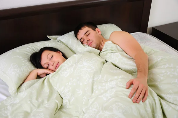 Mladý pár, spící — Stock fotografie