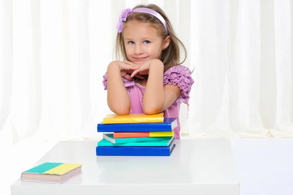 Malá holčička se studiem literatury — Stock fotografie