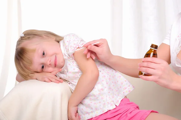 Mała dziewczynka picie syropu na kaszel — Zdjęcie stockowe