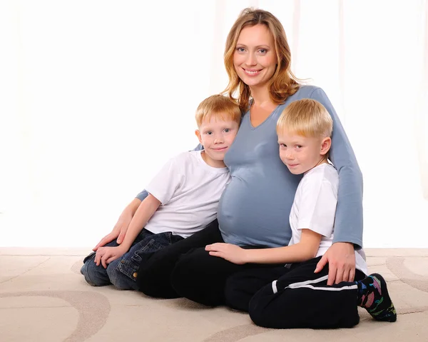 2 명의 빨간 형제 그리고 그들의 임신 — 스톡 사진